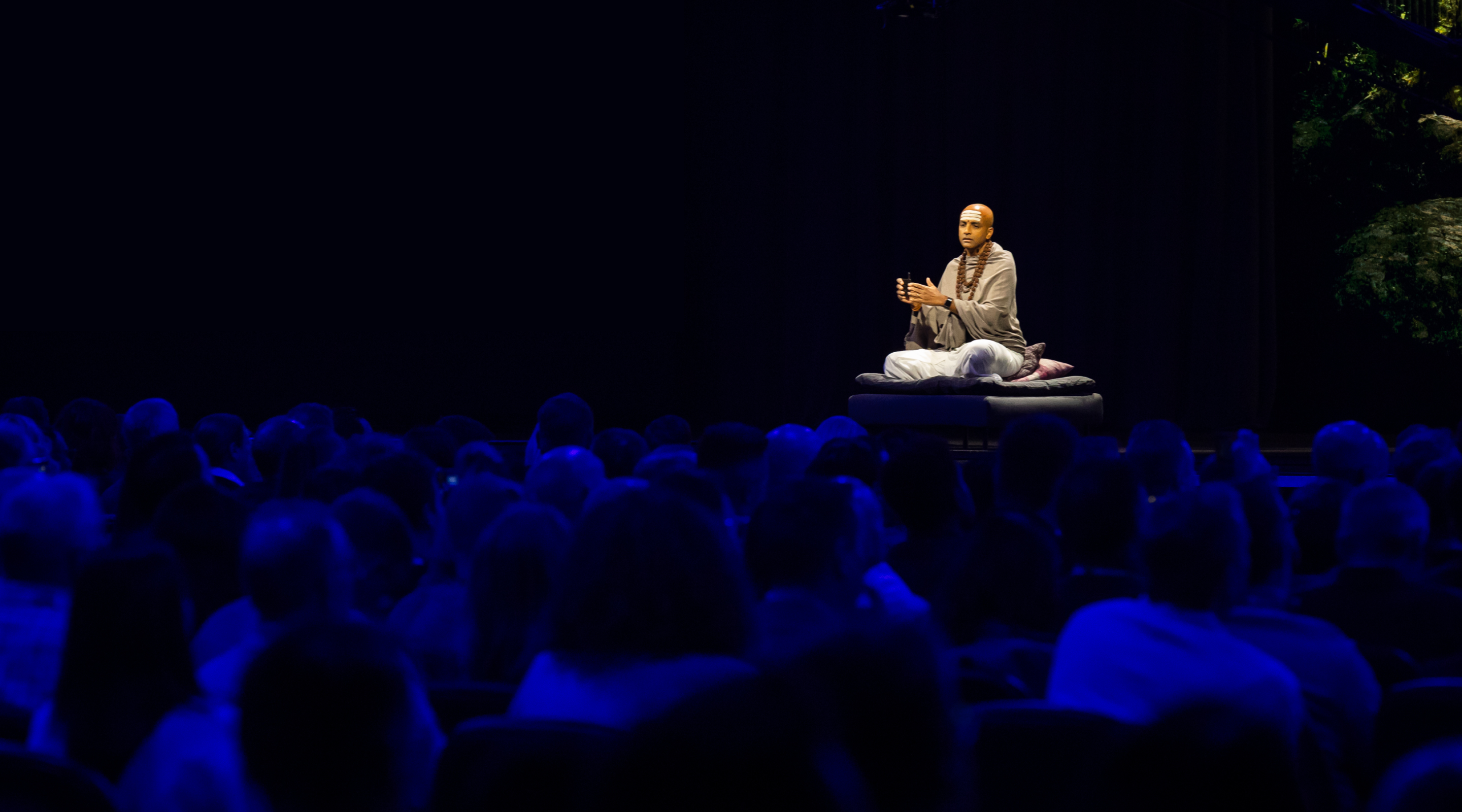 Picture of Dandapani talking to a group of people